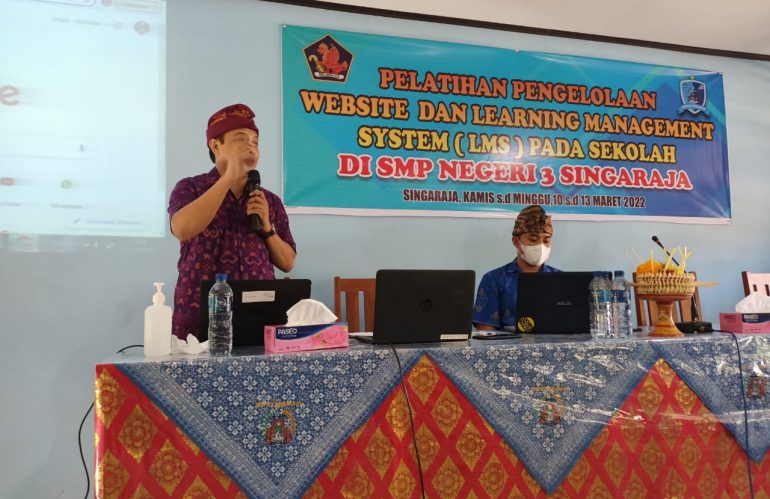 Tim SMK TI Memberikan Pelatihan Pengelolaan Web dan LMS di SMP N 3 Singaraja